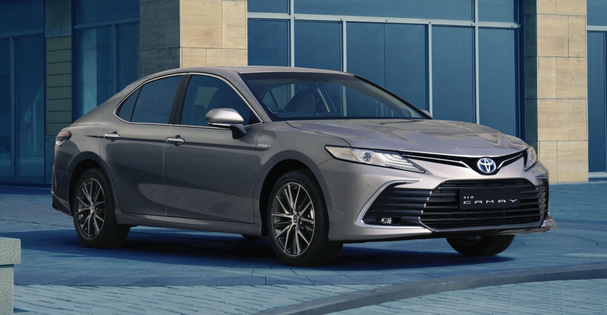 Toyota launches Camry Hybrid at Rs. 41.7 lakhs ex-showroom